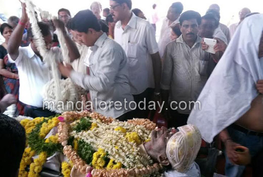 Hundreds bid tearful farewell to renowned Tulu dramatist, actor KN Tailor 1